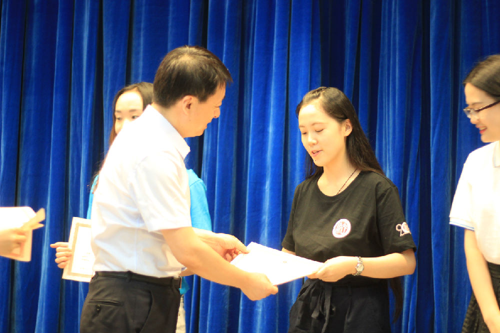 郑州大学巨乳做爱
楚亦斐同学代表巨乳做爱
全体营员领取巨乳做爱
首届夏令营结业证书